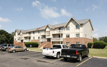 Woodbridge Manor Apartments in Lansing, MI - Foto de edificio - Building Photo