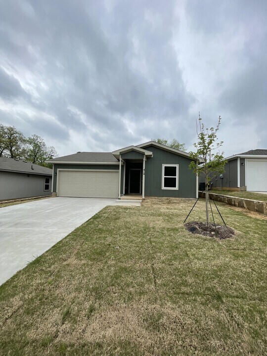 414 W Munson St in Denison, TX - Building Photo