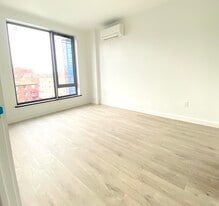 7065 Queens Blvd, Unit 9G in Woodside, NY - Building Photo