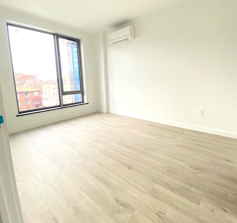7065 Queens Blvd, Unit 9G in Woodside, NY - Building Photo