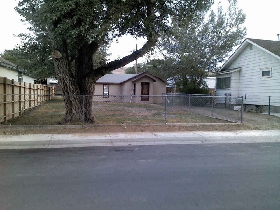 528 W Davis St in Rawlins, WY - Foto de edificio