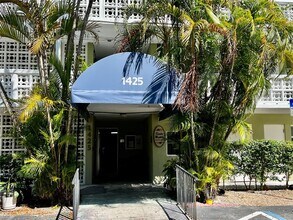 1425 Arthur St in Hollywood, FL - Foto de edificio - Building Photo