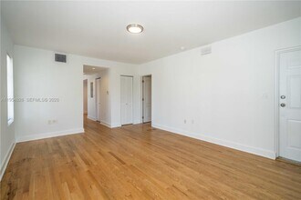 2425 Flamingo Pl in Miami Beach, FL - Building Photo - Building Photo