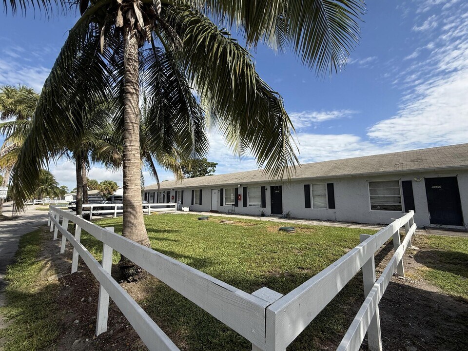 5115 4th Rd N in West Palm Beach, FL - Building Photo