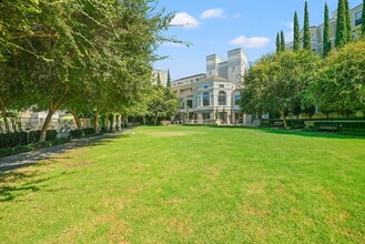 Pinnacle at MacArthur Place in Santa Ana, CA - Foto de edificio - Building Photo