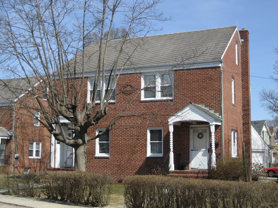 75-77 Center Ave in Bay Shore, NY - Foto de edificio