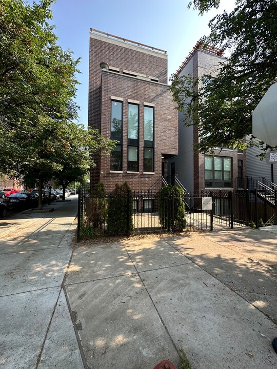 1758 W Cullerton St, Unit 1F in Chicago, IL - Building Photo