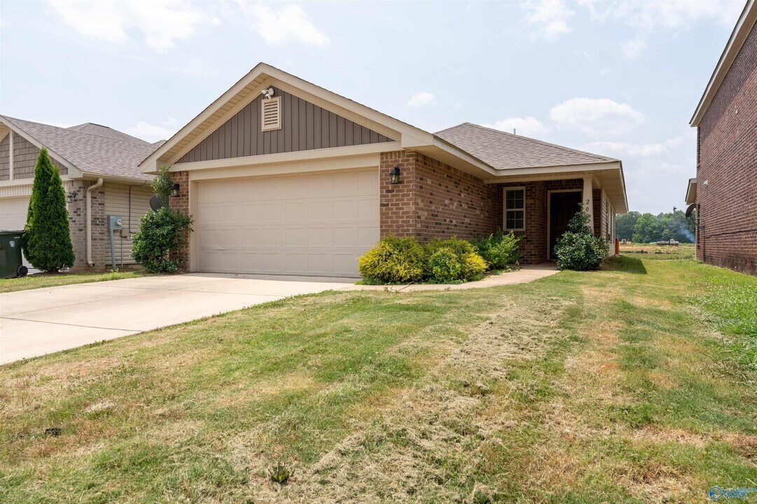200 Bermuda Lakes Dr in Meridianville, AL - Building Photo