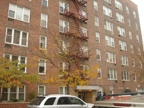 1332 Metropolitan Ave in Bronx, NY - Foto de edificio - Building Photo