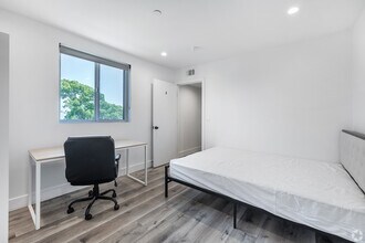 1204 W 37th Dr in Los Angeles, CA - Building Photo - Building Photo