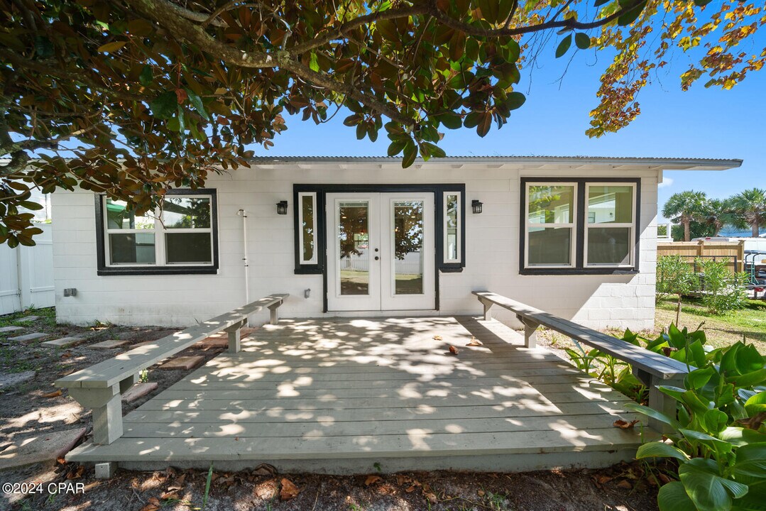121 1st St in Panama City Beach, FL - Building Photo