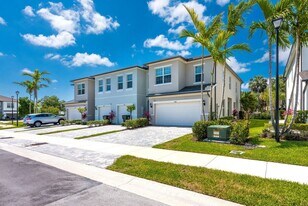 6082 Carre Wy in Greenacres, FL - Building Photo