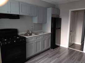 142 Smith St in Port Chester, NY - Building Photo