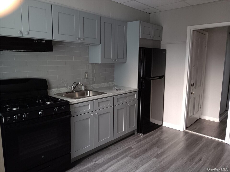 142 Smith St in Port Chester, NY - Building Photo