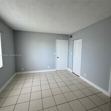 8710 N Sherman Cir in Miramar, FL - Foto de edificio - Building Photo