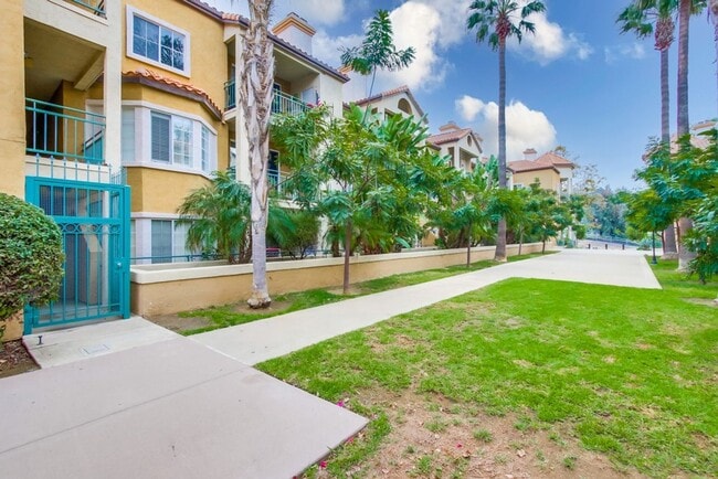 2220 Camino De La Reina in San Diego, CA - Building Photo - Building Photo