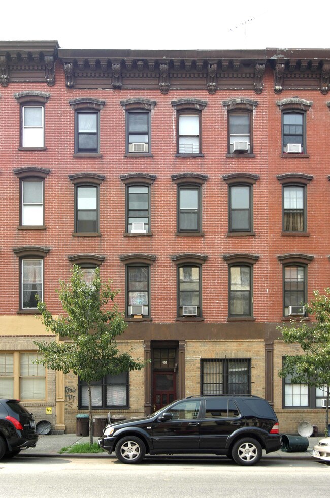 106 Greenpoint Ave in Brooklyn, NY - Building Photo - Building Photo