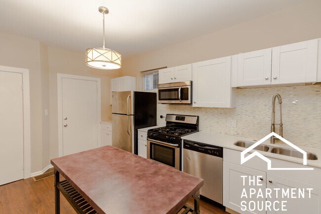 2447 N Clybourn Ave, Unit 1F
