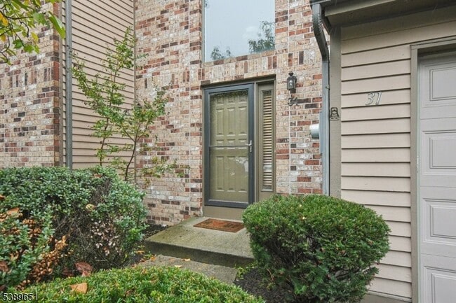31 Castle Ridge Dr in East Hanover, NJ - Building Photo - Building Photo