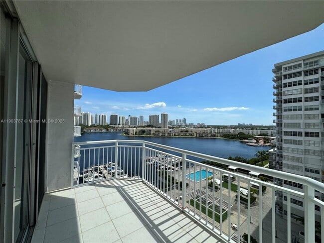 18061 Biscayne Blvd in Aventura, FL - Building Photo - Building Photo