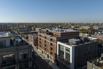 2740 W Armitage Ave in Chicago, IL - Building Photo - Building Photo