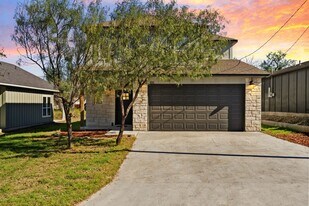 853 Cypress Ln in Cottonwood Shores, TX - Building Photo