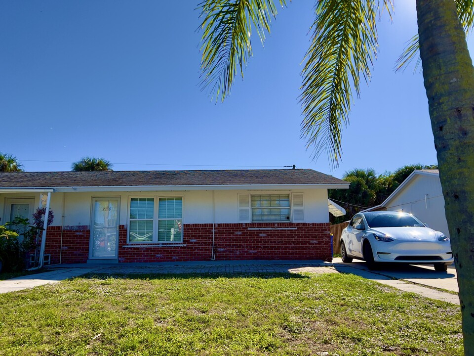 2136 NE Rustic Pl in Jensen Beach, FL - Foto de edificio