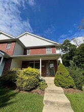 2551 S Addisyn Ln, Unit Front Bedroom in Bloomington, IN - Foto de edificio - Building Photo
