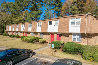 Clarkston Oaks Apartments in Clarkston, GA - Building Photo - Building Photo