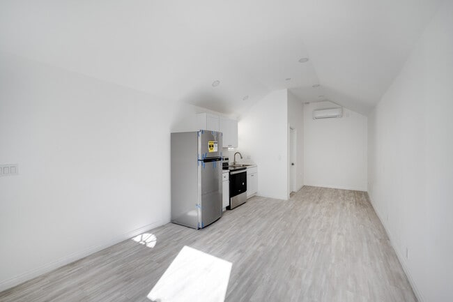 359 W Garfield Ave, Unit B in Glendale, CA - Foto de edificio - Building Photo