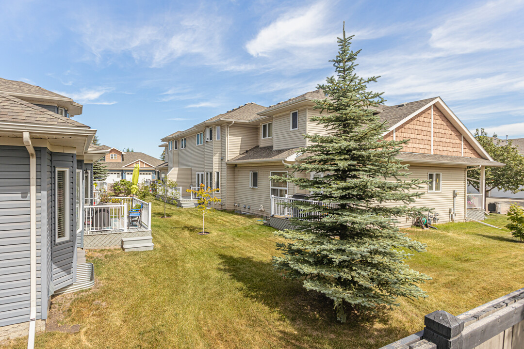 102 W Haven Dr in Leduc, AB - Building Photo