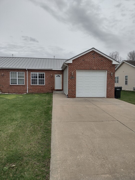 947 W Bergera Rd in Braidwood, IL - Building Photo