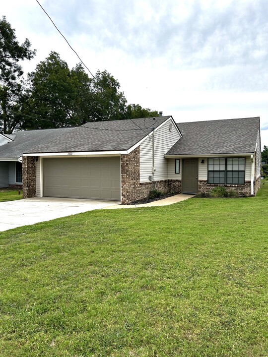 3320 W Olive St in Rogers, AR - Building Photo