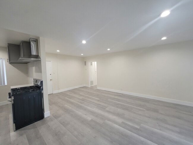 14609 Saticoy St in Los Angeles, CA - Building Photo - Building Photo