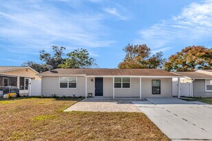 4233 Mesa Dr in New Port Richey, FL - Building Photo