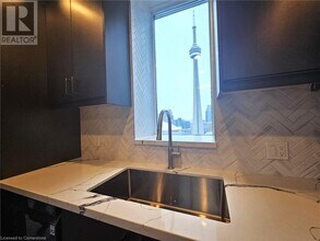 8 York St in Toronto, ON - Building Photo - Building Photo