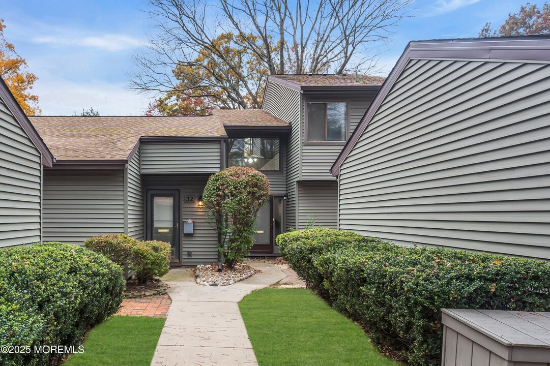 30 Berkshire Ct in Red Bank, NJ - Building Photo