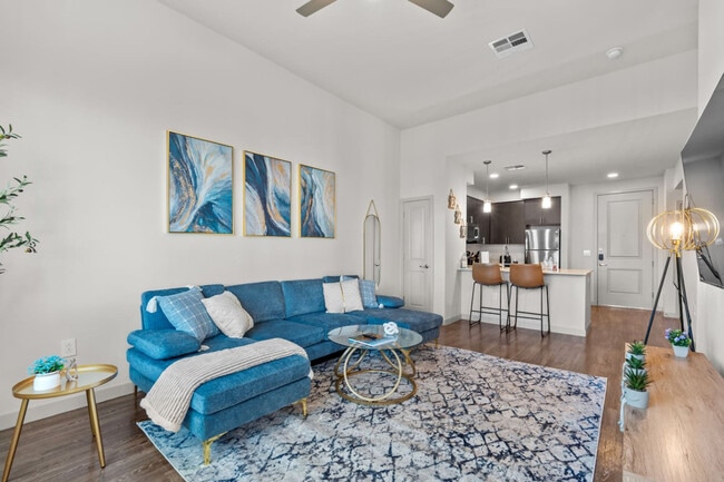 property at 711 W Broadway Rd