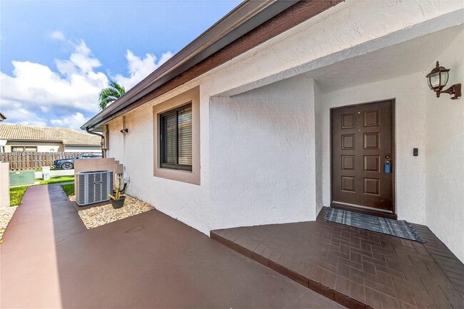 15140 Bristol Ln in Davie, FL - Building Photo - Building Photo