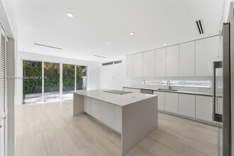 1352 SW 22nd St in Miami, FL - Building Photo - Building Photo