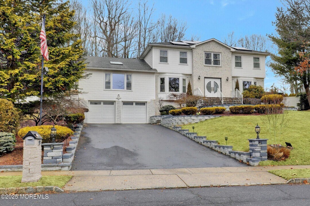 23 Country Oaks Dr in Englishtown, NJ - Building Photo