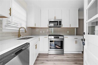 990 Lindridge Dr NE in Atlanta, GA - Building Photo - Building Photo