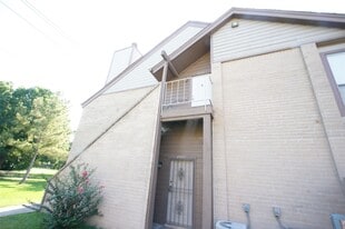 8587 Sands Point Dr in Houston, TX - Building Photo