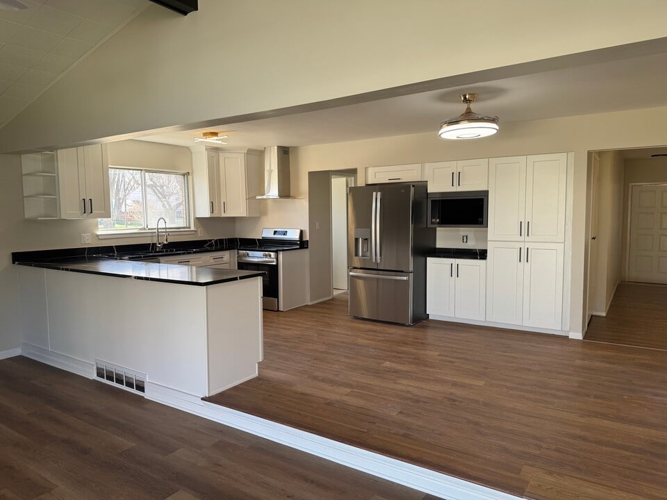 8669 Crestview Dr in Sterling Heights, MI - Building Photo