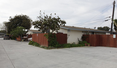 573-575 Victoria St in Costa Mesa, CA - Building Photo - Building Photo