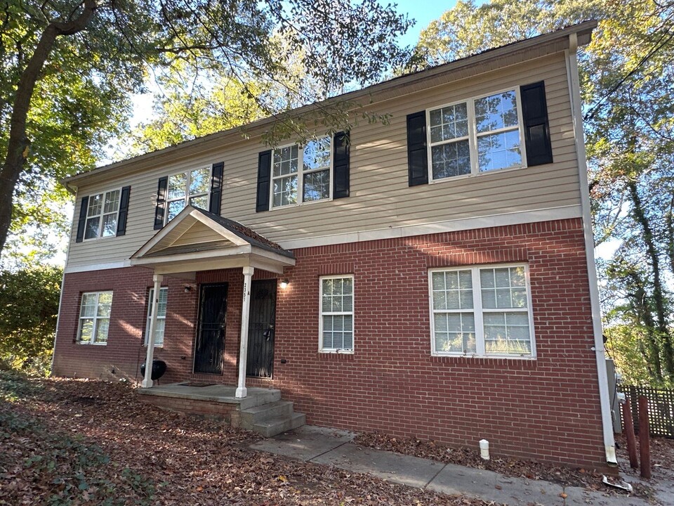 2351 Perry Blvd NW in Atlanta, GA - Building Photo