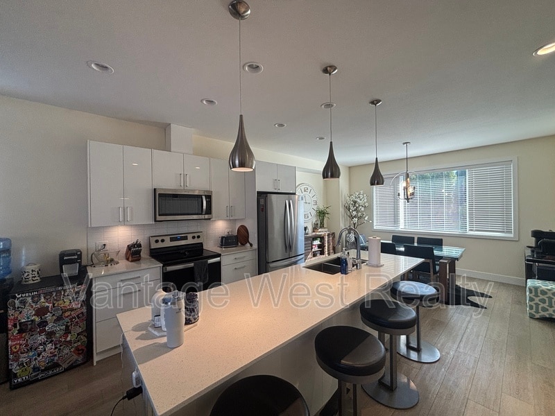 1275-1275 Brookside Ave in Kelowna, BC - Building Photo