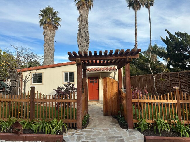 4565 Hollister Ave in Santa Barbara, CA - Building Photo - Building Photo