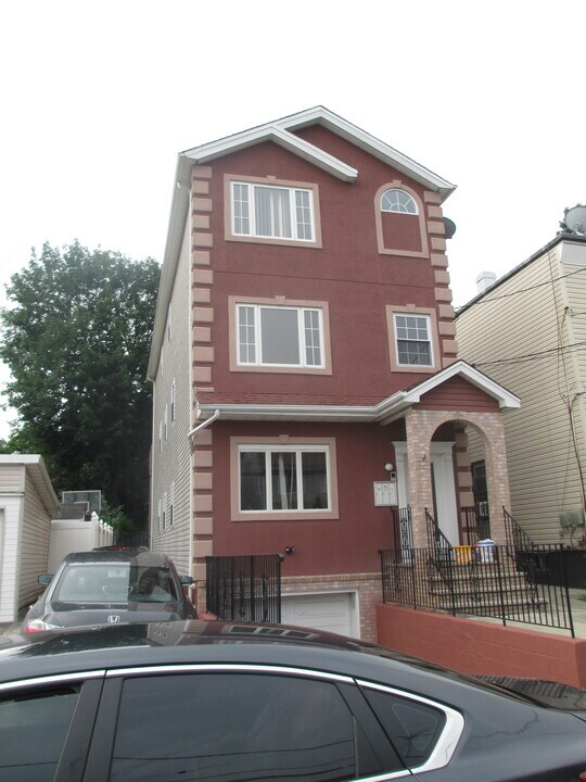 208 Vine St, Unit 1 Floor in Elizabeth, NJ - Building Photo