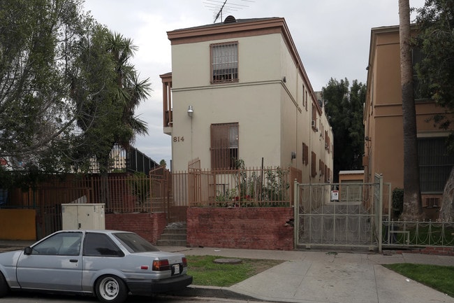 820-830 1/2 S. Serrano Ave